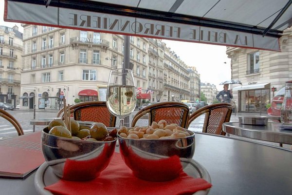 Coffee shop and restaurant in the Champs-Elysées, inclusive coffee shop -  Café Joyeux