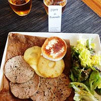 Galette andouille, chêvre et pommes.