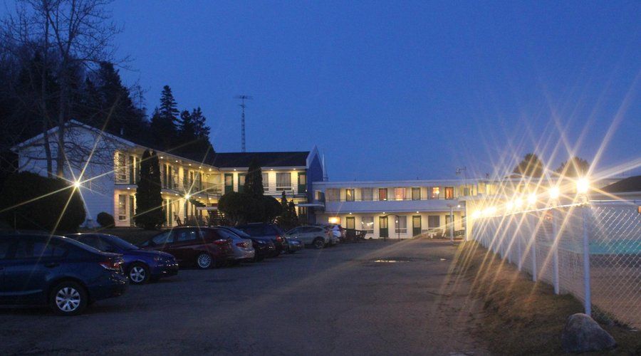 Vue de notre Hotel le soir