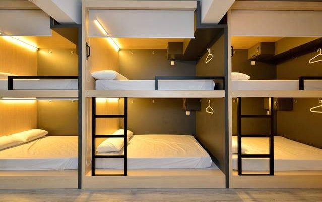 Deluxe Dorm, Queen Size Pods