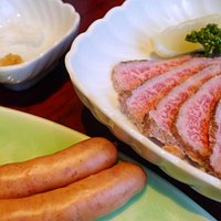 サービスで付いたソーセージとステーキレア