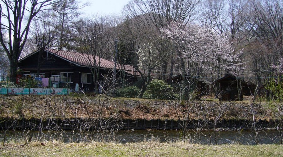 テントサイト入り口の吊り橋前から売店をのぞむ。