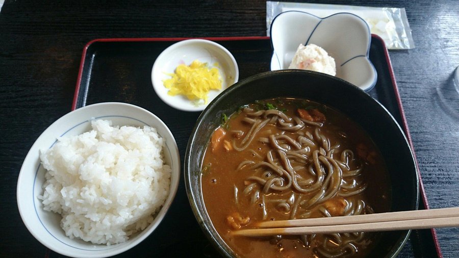 カレーそば定食の写真です。
