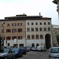 vista del palazzo dalla omonima piazza del senato