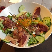 La fameuse salade gourmande! Magret de canard, pêches rôties, concombre,... Un plat plein de fra