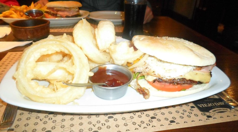 hamburguesas con aros de cebolla
