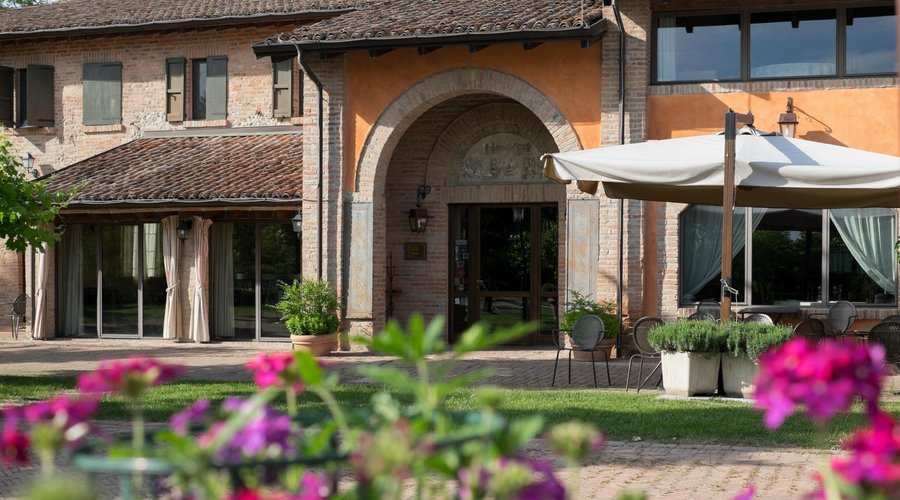 L'ingresso del Relais Cascina Scottina e del ristorante 