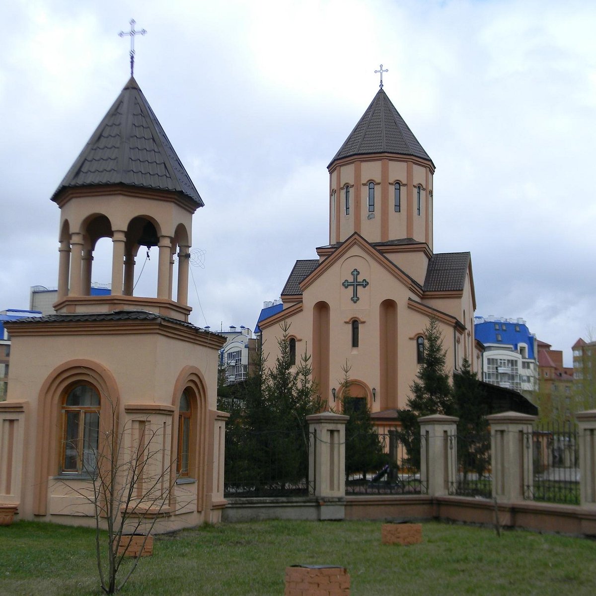 Построили дома с красивыми садами армяне