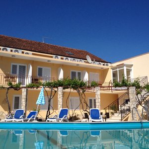 Piscine et bâtiment 1