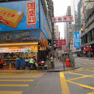 旺角駅から歩いてこの店が見えたら左折すると左手に入り口があります。