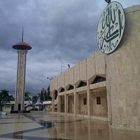 Bangunan utama masjid ini terbuat dari batu marmer.