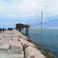 Diga di sottomarina con i tipici capanni di pesca