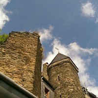 Eine wunderschöne Burganlage mit atemberaubenden Ausblicken