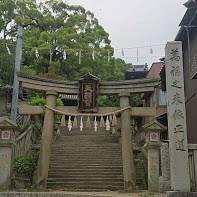 長い階段をのぼると本殿