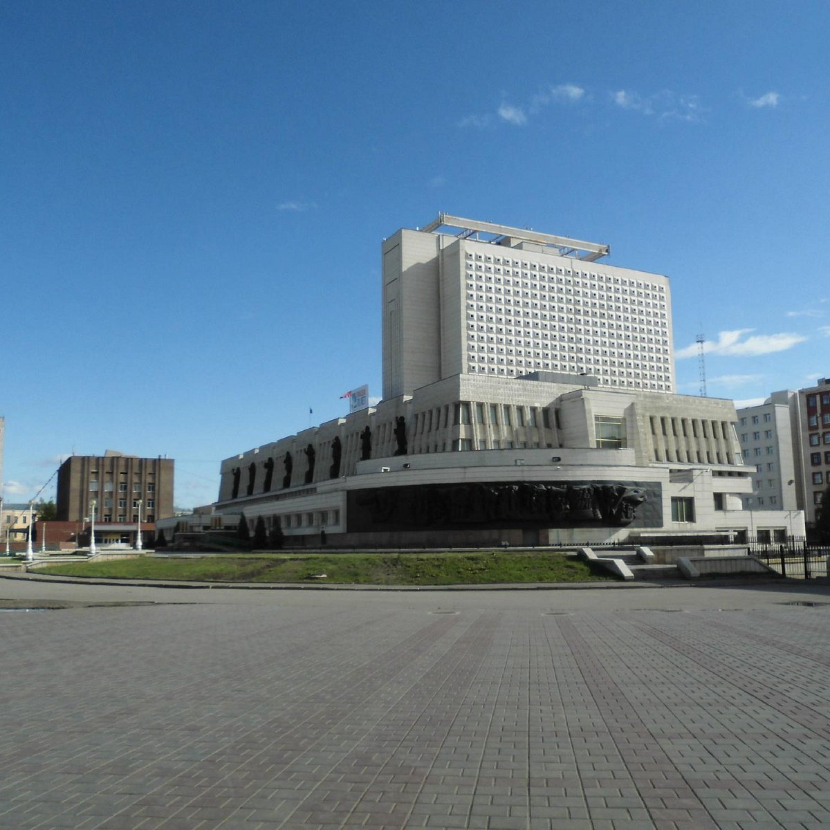 Пушкинская библиотека омск. Площадь Пушкина Омск. Памятник у библиотеки Пушкина в Омске. Библиотека АС Пушкина Омск.