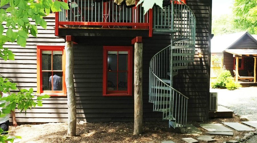 view of the outside of the EAT suite and grounds