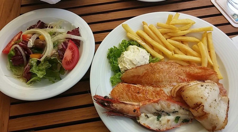 Fischplatte zum Mittagstisch.