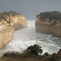 Massive waves smashing through Loch Ard Gorge! ��