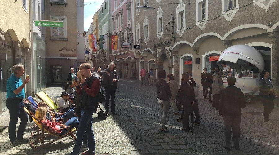 Liegestuhlatmosphäre beim besten Eis von Steyr