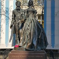Памятник Пушкин и Гончарова