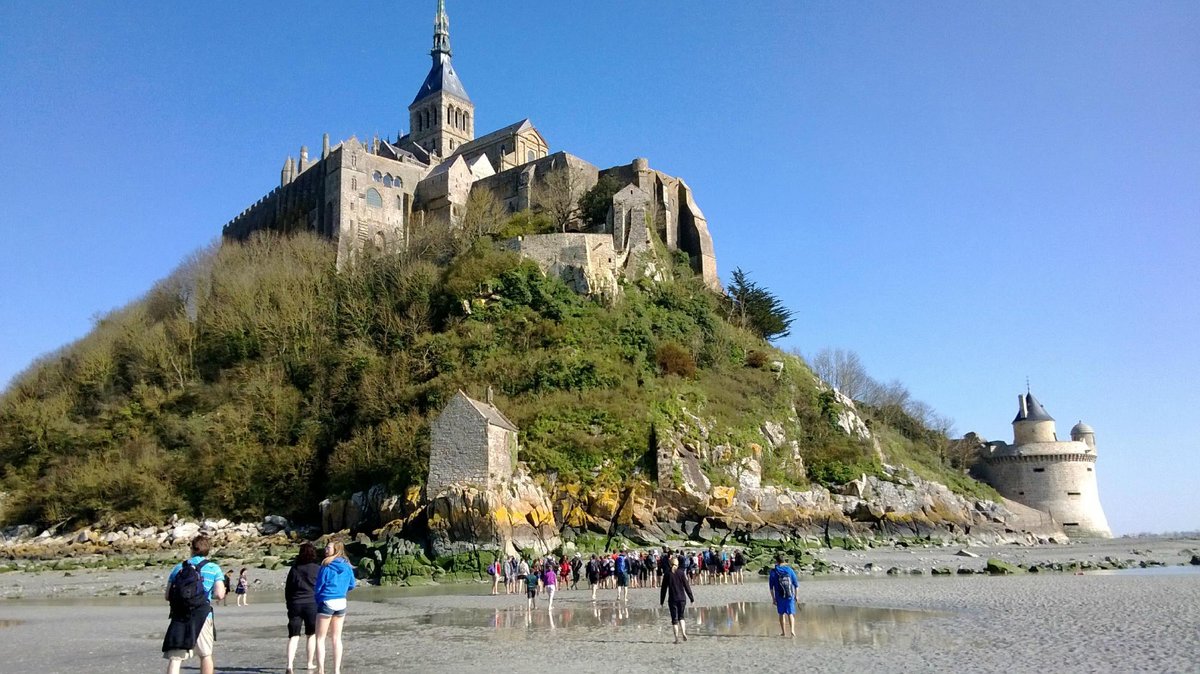 Guia mostra como funciona a areia movediça, que está por todo caminho –  Foto de Découverte de la Baie du Mont Saint Michel, Genets - Tripadvisor