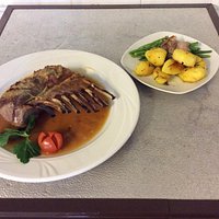 Spargel mit Kalbststeak, Lammrücken, frittierte Calamari