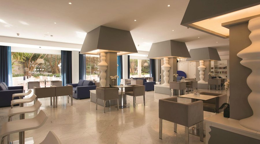 LOUNGE BAR