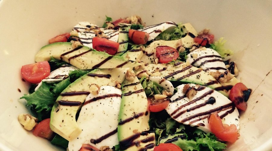 Ensalada de mozarella, aguacate y nueces.