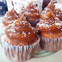 cupcakes de coco y banana con dulce de leche