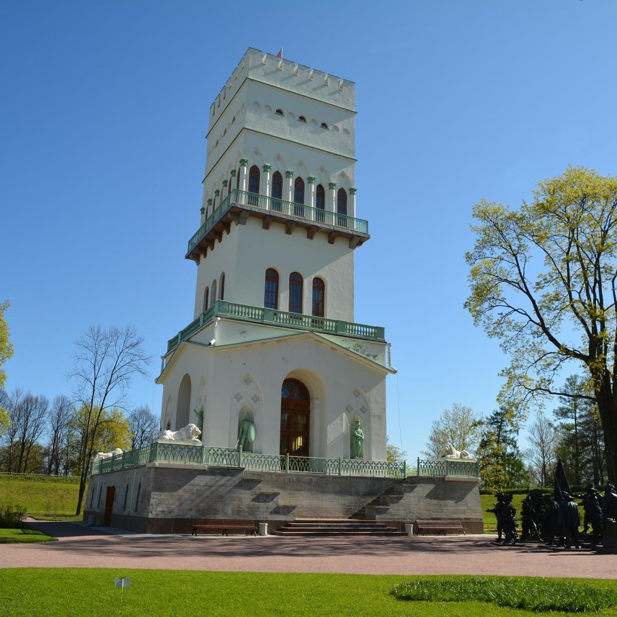 белая башня в пушкине