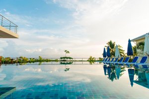 Pool & Beach