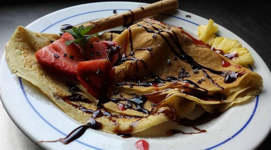 Crepe com bola de gelado e morangos