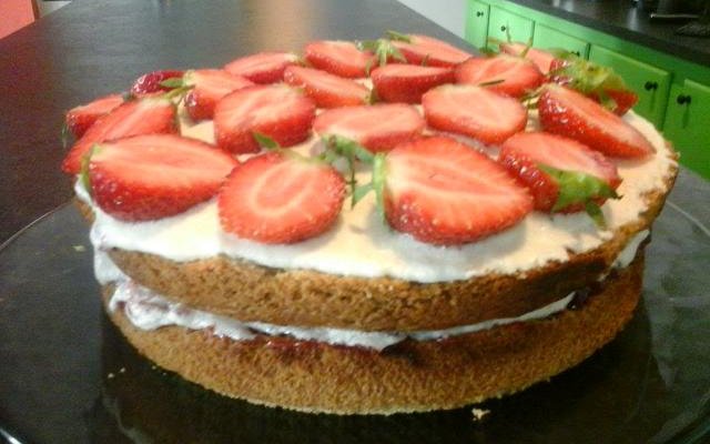 Guava and strawberry vegan spongecake