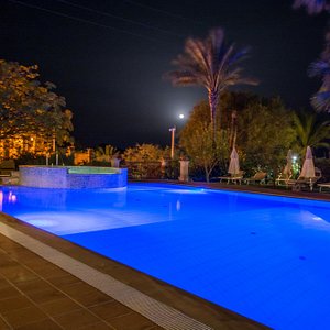 piscina di sera
