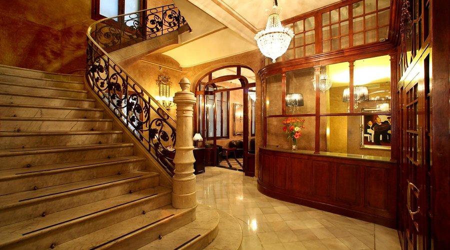 Escaleras principales / main stairs