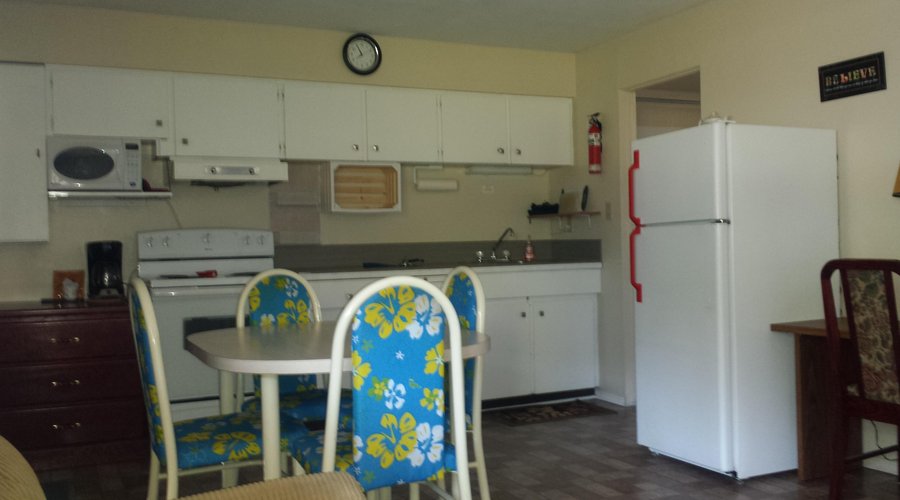 2 bedroom Family room, sleeps 6, full kitchen