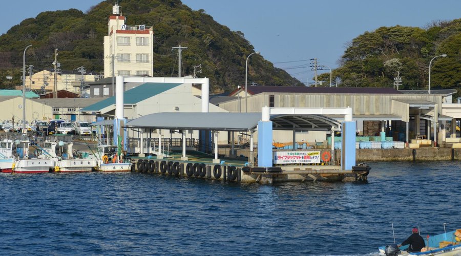答志島、和具港より歩いて５分の所にあります。