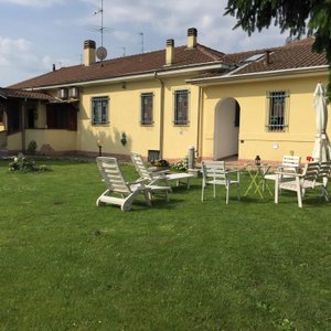 Giardino curato e sempre pronto. Ogni mattina la gentilissima titolare mette i cuscini su sedie 
