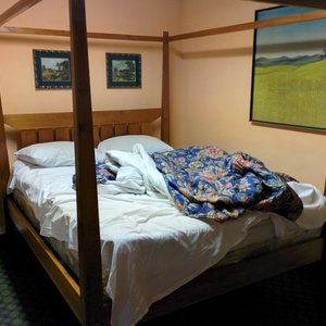 4 Poster bed