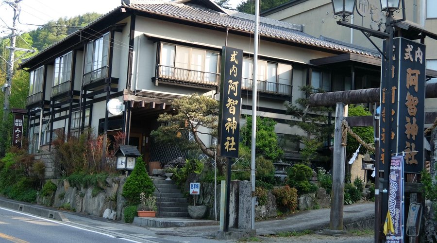 駐車場は、道路を渡ってすぐのところ。