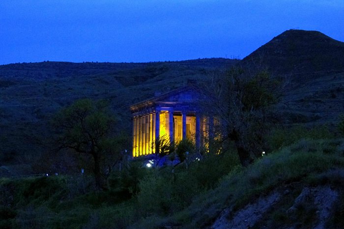 Гарни отзывы. Гарни ночью. Ночной храм Гарни. Храм Гарни ночь звёзды. Храм Гарни концерт ночь..