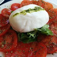 tomate con queso tipo mozzarella pero mas cremoso