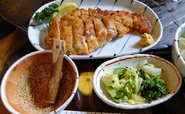 焼きカツとソースに和えるゴマ、漬け物