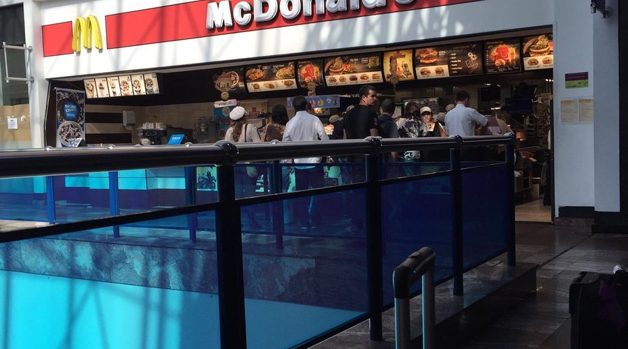 Na praça de alimentação do aeroporto.