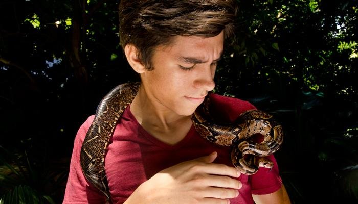 Abraza a la serpiente / Hug the snake