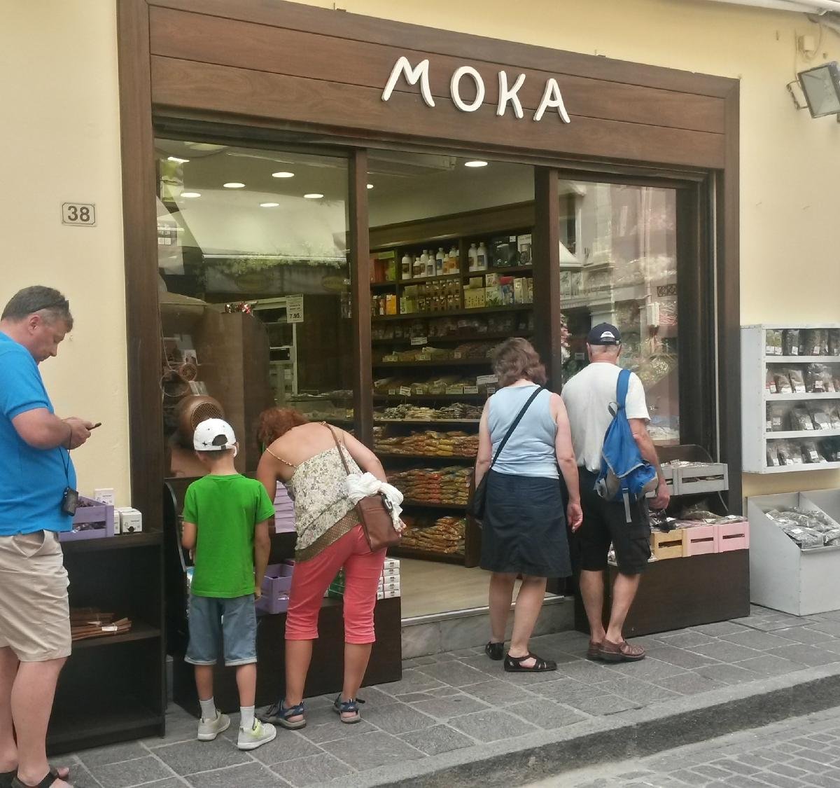 Магазины крита. Люди проходят мимо магазина. Мимо магазина. Thorntons