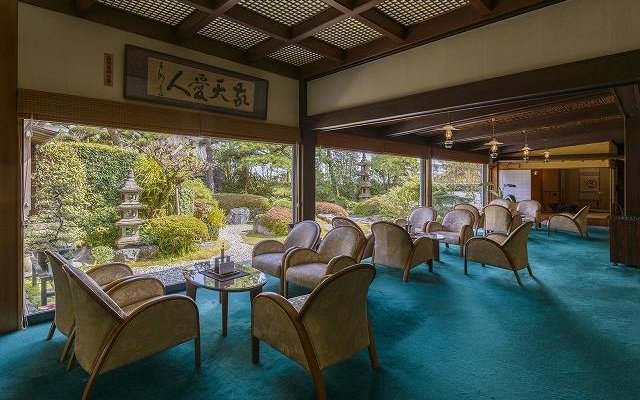 四季によって表情が変わる庭園をのぞむロビー