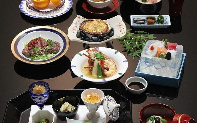 地元の食材をふんだんに盛り込んだ黒牛ヒレ香り焼き付美食会席