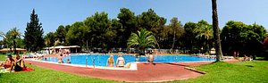 https://dynamic-media-cdn.tripadvisor.com/media/photo-o/07/f6/51/40/piscina-camping-santa.jpg?w=300&h=-1&s=1