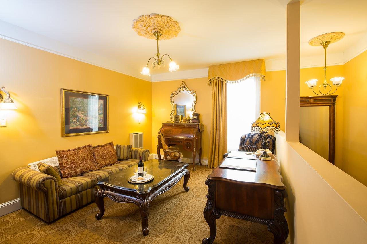 Queen Anne Hotel by null